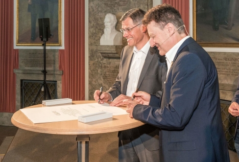 Unterzeichnung der Grnderkreis-Urkunde besiegelt (v.l.): Dr. Karl Lamprecht (Vorstandsvorsitzender der Zeiss-Gruppe) und Prof. Wolfgang Heckl (Generaldirektor Deutsches Museum) - Quelle: Zeiss